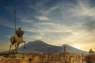 Statue of historic building against cloudy sky