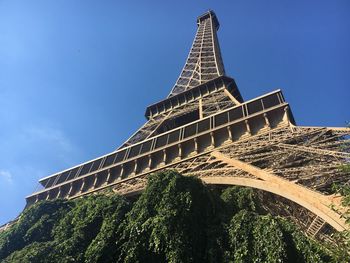 Low angle view of the eiffel tower against sky