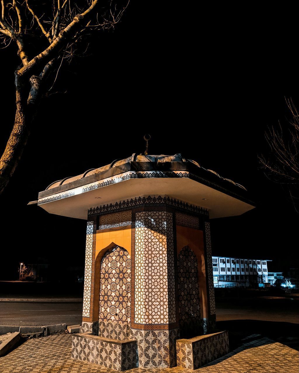 LOW ANGLE VIEW OF ILLUMINATED BUILDING AGAINST SKY