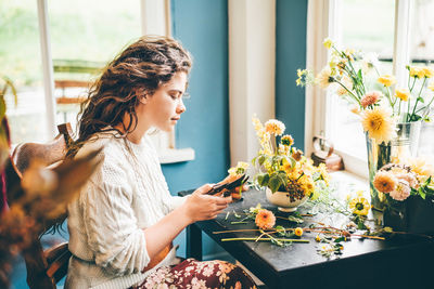 Florist making bouquets. woman collecting a bouquet of flowers.