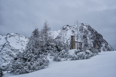 Schaller chapel and gehrenspitze in winter