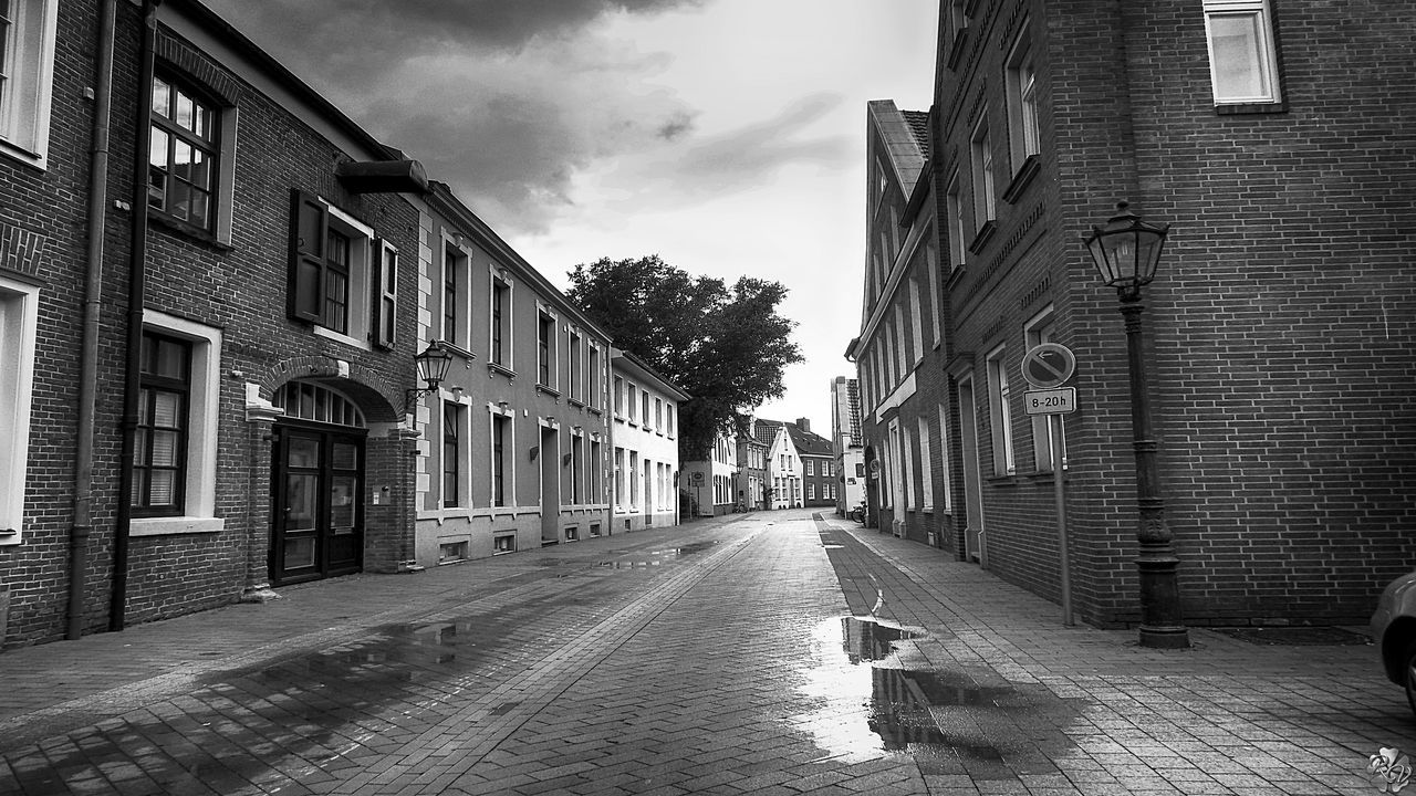 architecture, building exterior, built structure, the way forward, diminishing perspective, sky, residential building, residential structure, building, vanishing point, city, narrow, alley, day, outdoors, empty, residential district, no people, long, cloud - sky, cloud, walkway