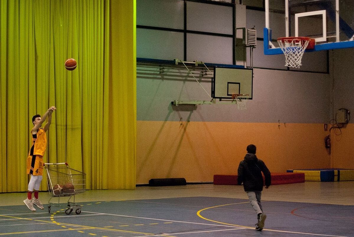 MAN PLAYING BASKETBALL