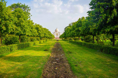 Taj mahal full view during day time in agra india, the taj among 7 wonders of the world view