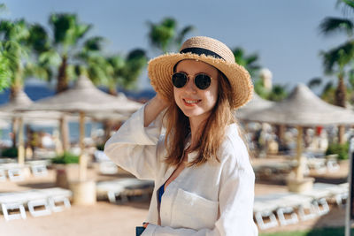 Portrait of a smiling young woman wearing hat