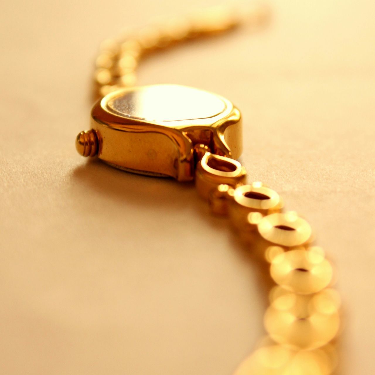 indoors, close-up, metal, still life, single object, metallic, studio shot, selective focus, no people, focus on foreground, man made object, electricity, old-fashioned, table, chain, shiny, simplicity, handle, connection, wall - building feature