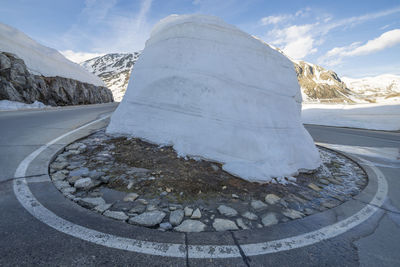 Snow on traffic circle