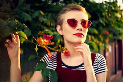 Portrait of young woman with sunglasses