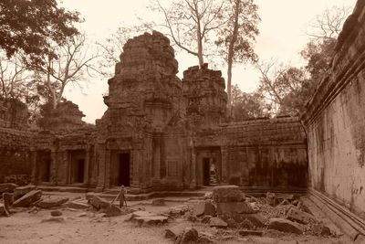 Old ruins of building against sky