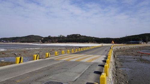 Diminishing perspective of road against sky