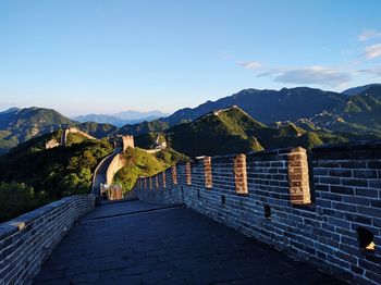 Great wall of china and mountains against sky