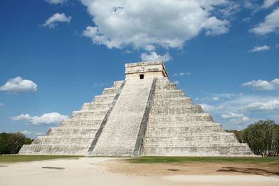 Kukulkan pyramid at chichen itza against sky