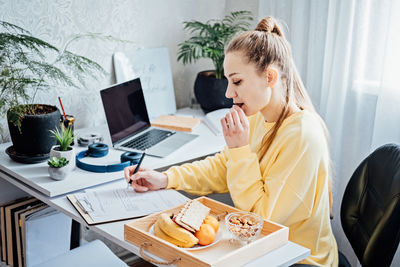 Eat healthy while working from home. healthy lunches work from home. woman freelancer eating