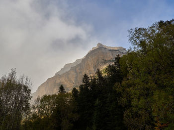 Views on the autumn hiking route in the ordesa valley, aragonese pyrenees, spain