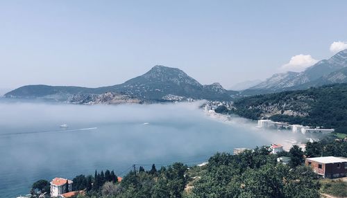 Panoramic view of lake and mountains against sky