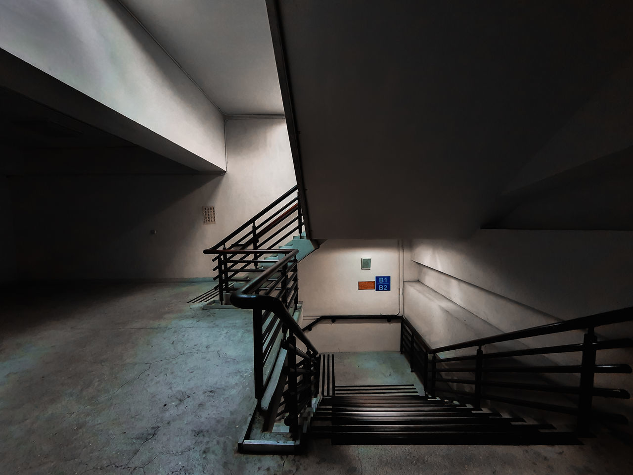 EMPTY STAIRCASE OF BUILDING