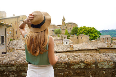 Beautiful traveler girl visiting the historic village of orvieto, umbria, italy