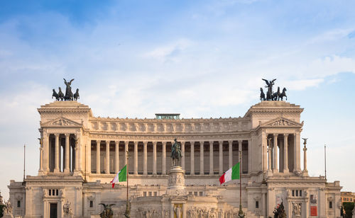 Statue of historical building against cloudy sky