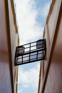 The connection between two houses by the metal bridge creates nice architecture and well function.