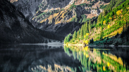 Scenic view of lake vilsalpsee in tyrol / austria and mountains