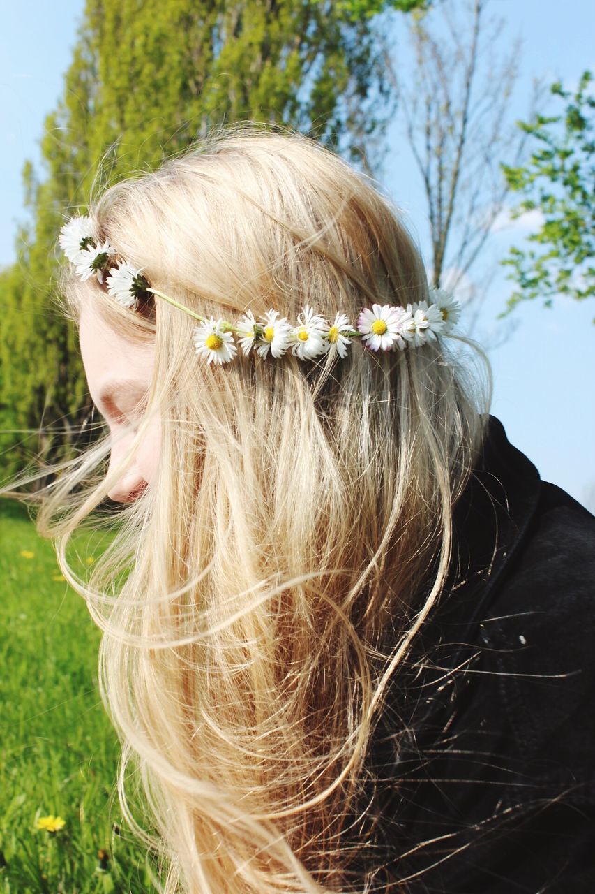 close-up, focus on foreground, growth, nature, headshot, tree, day, outdoors, human hair, flower, field, plant, fragility, beauty in nature, freshness, long hair, sunlight, front view