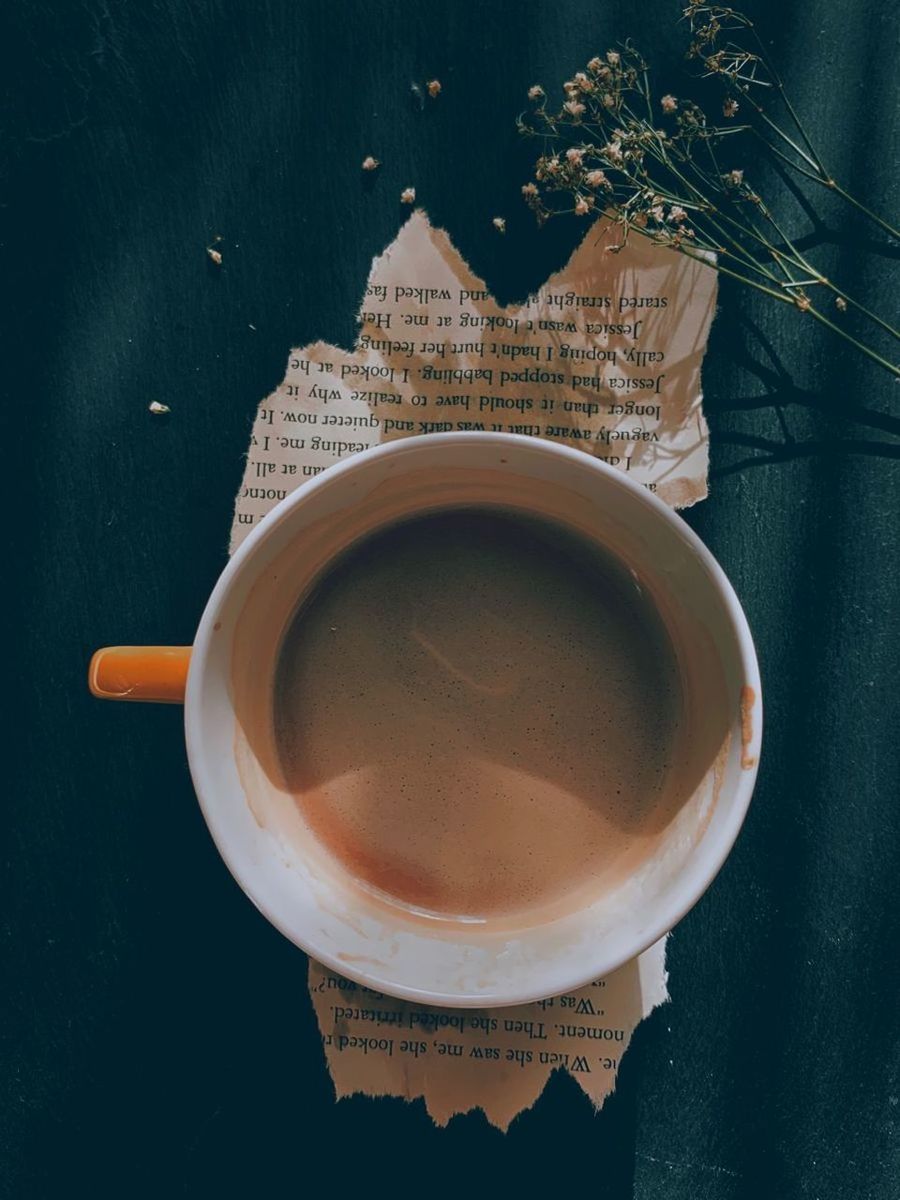 HIGH ANGLE VIEW OF COFFEE IN CUP ON TABLE