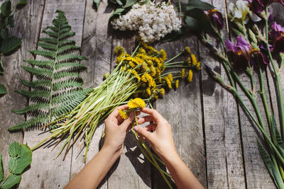 Close-up of woman hand holding flowers