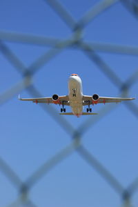 Plane between the gate, at the airport, as it arrives at its destination