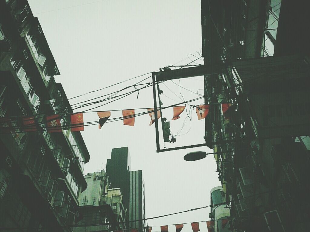 LOW ANGLE VIEW OF HANGING BUILDINGS AGAINST SKY