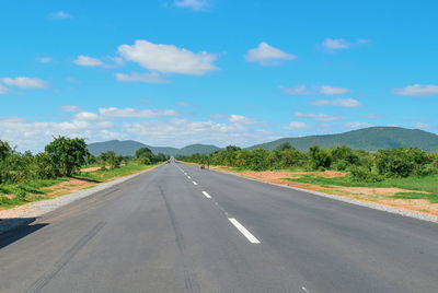 An empty highway in zambia, the great east road, zambia