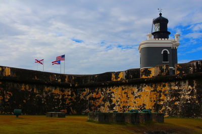 Castillo san felipe del morro lighthouse against cloudy sky