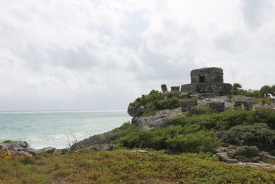 Ruins of castle against cloudy sky