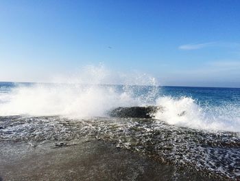 Waves splashing on rocks