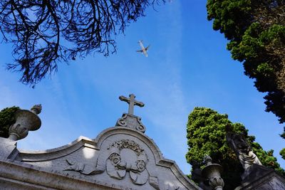 An airplane flies over a grave