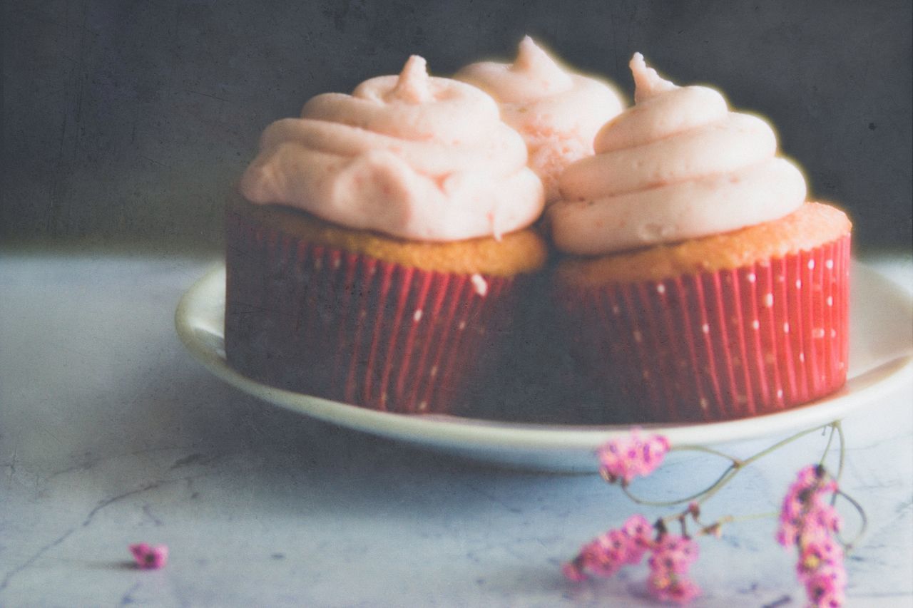 CLOSE-UP OF CUPCAKES ON PLATE