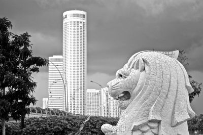 Close-up of merlion park statue against sky