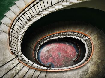 Oval spiral staircase