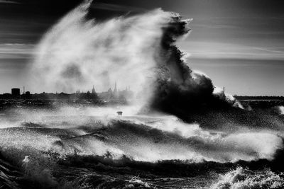 Waves splashing in sea