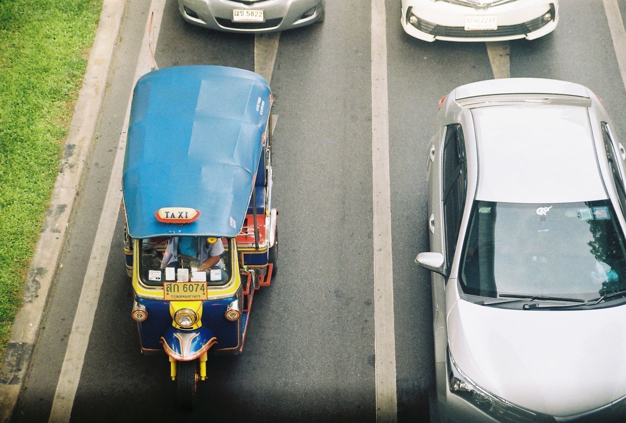 HIGH ANGLE VIEW OF TRAFFIC ON ROAD