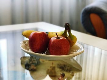 Close-up of apples in bowl on table