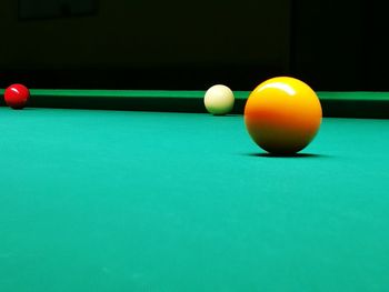 Surface level of snooker balls