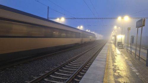 Night train in the fog. station in fog and darkness. passage of express train in fog and darkness