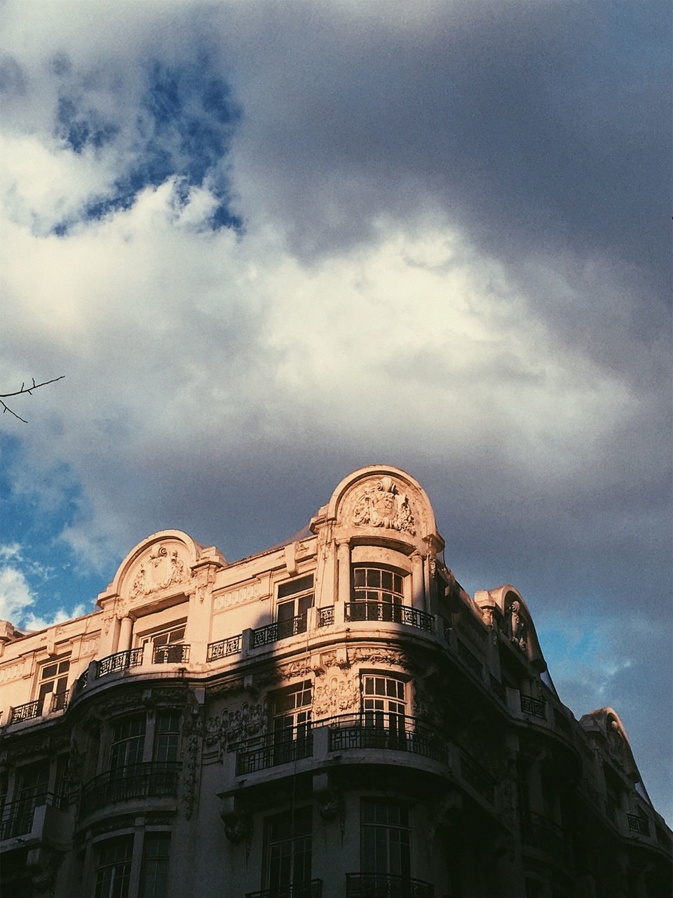 LOW ANGLE VIEW OF HISTORICAL BUILDING AGAINST SKY