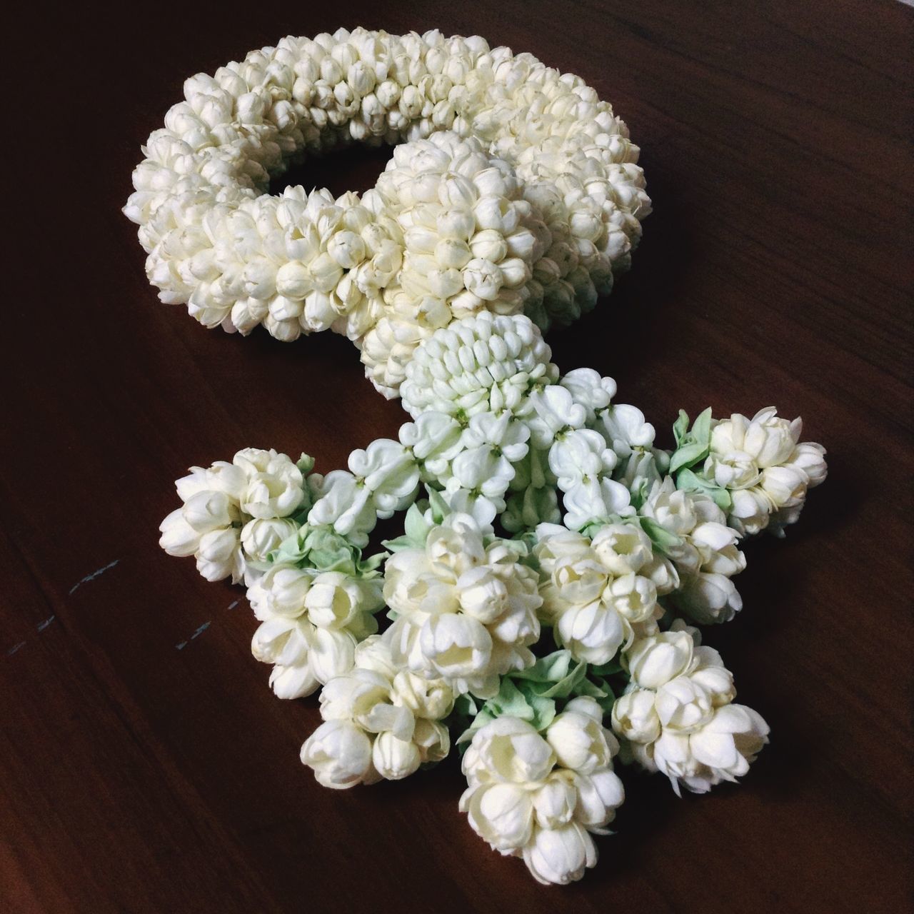 flower, indoors, freshness, fragility, high angle view, white color, petal, bunch of flowers, table, flower head, bouquet, beauty in nature, close-up, directly above, still life, nature, vase, no people, white, flower arrangement