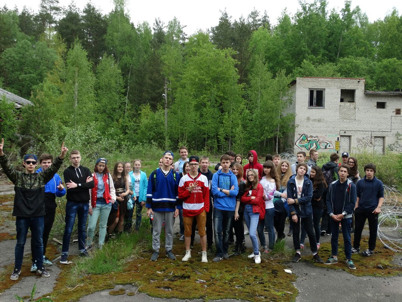 men, lifestyles, person, walking, leisure activity, large group of people, togetherness, rear view, casual clothing, full length, tree, standing, day, friendship, the way forward, street, love, bonding, outdoors