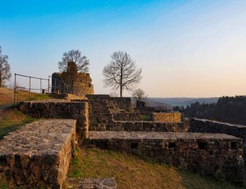 Old ruin building against sky