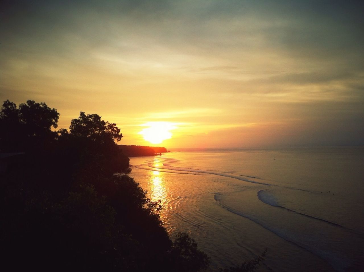 sunset, tranquil scene, scenics, tranquility, water, sun, beauty in nature, sea, sky, horizon over water, reflection, orange color, idyllic, nature, beach, tree, silhouette, sunlight, shore, cloud - sky