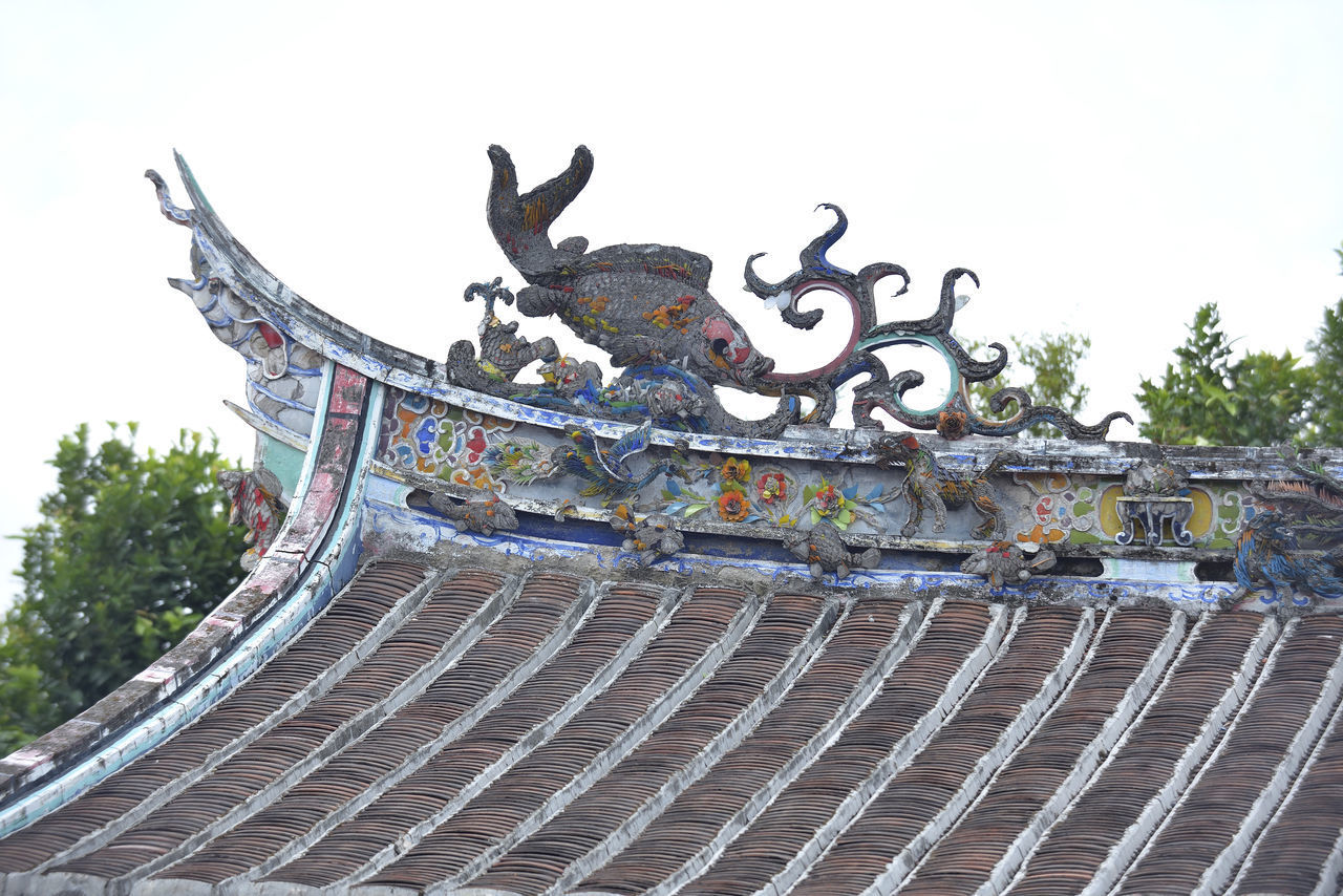 LOW ANGLE VIEW OF STATUES AGAINST BUILDING