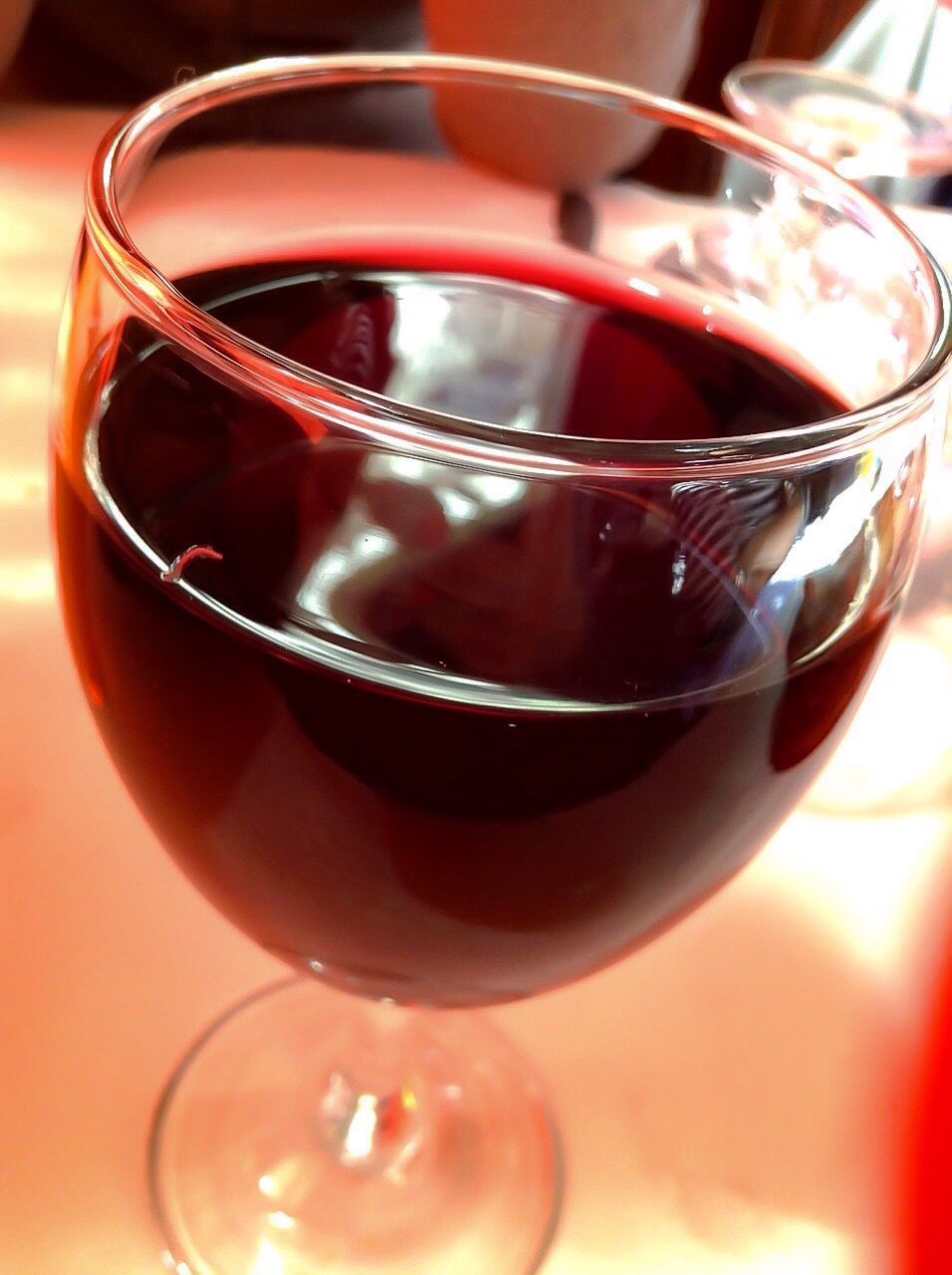 CLOSE-UP OF RED WINE IN GLASS