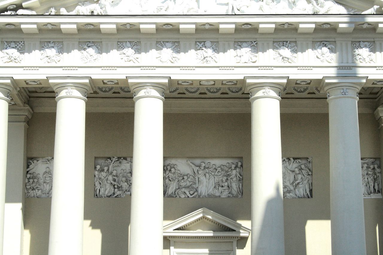 CLOSE-UP LOW ANGLE VIEW OF HISTORICAL BUILDING